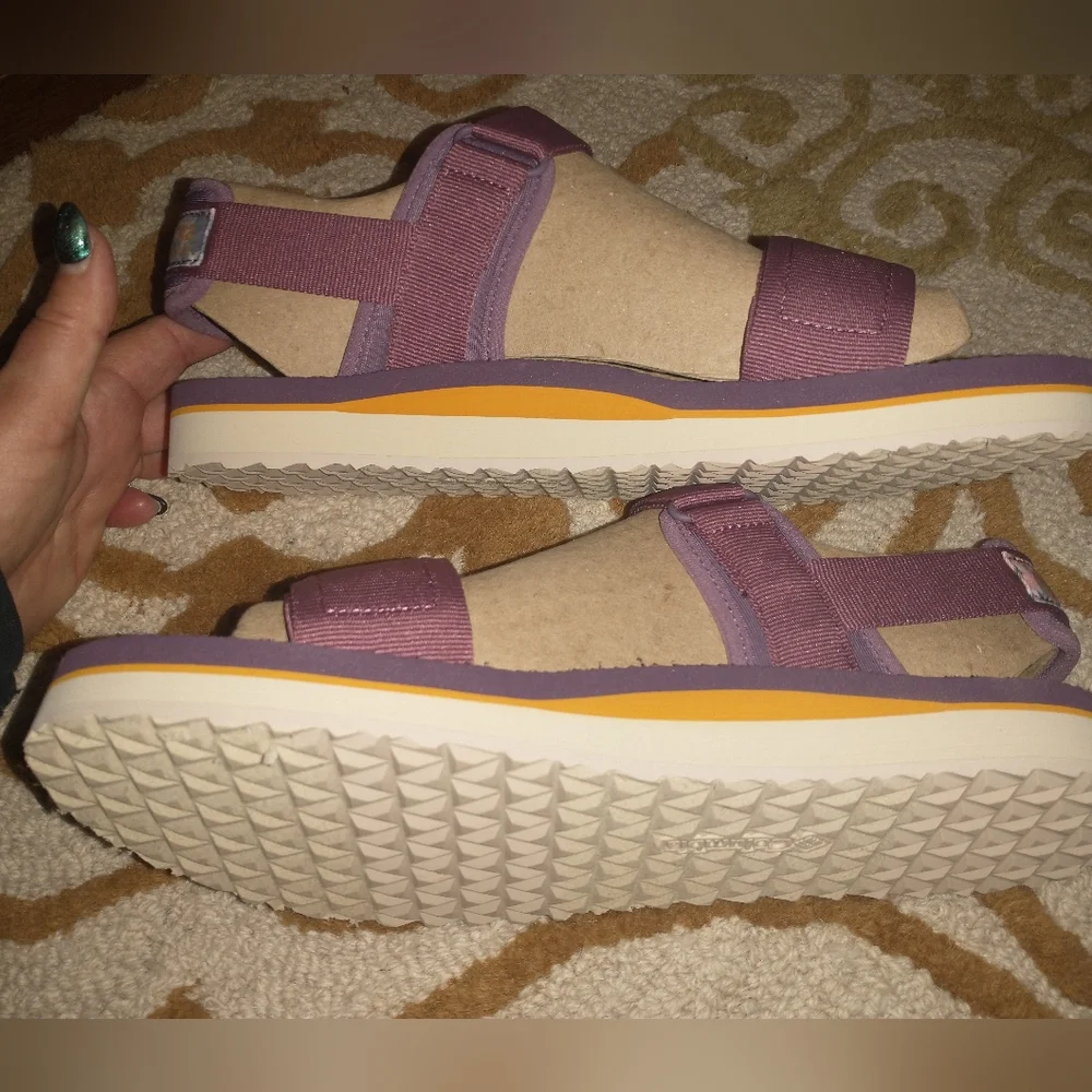 ~~COLUMBIA🧡VIA Sandals~~ - Picture 8 of 14